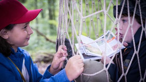 Rotkäppchen (S13/E05) | Rechte: NDR/Studio HH Foto: Boris Laewen Jale (Ava Sophie Richter, links) steht lächelnd vor Timo (Malon Stahlhut) der in einem Netz steckt.