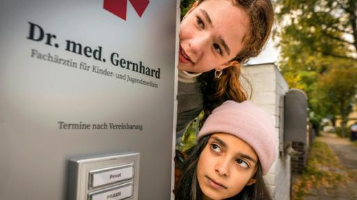 Spätfolgen | Rechte: NDR/Letterbox - Boris Laewen Leo und Jasina schauen sich bei der Praxis von Fr. Dr. Gernhard um.