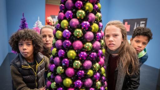 Stille Nacht | Rechte: NDR/Studio HH - Boris Laewen Femi, Nele, Tayo und Kira ermitteln in der Weihnachtsausstellung.