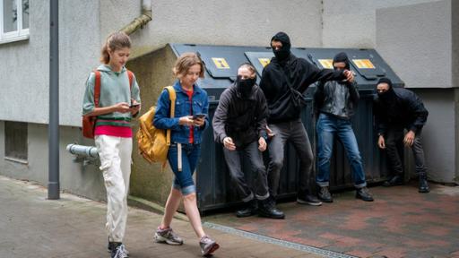 Stolpersteine | Rechte: NDR/Letterbox - Boris Laewen Lou und Tali auf dem Weg zur Schule, bei Mülltonnen lauert eine Gang.