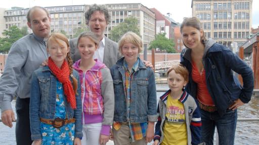 Strahlender Tee | Rechte: NDR/Romano Ruhnau Jan (Matthias Klimsa), Emma (Aurelia Stern), Nina
(Carolin Garnier), Hannes (Jörn Knebel), Max (Bruno Alexander), Henri (Sammy O’Leary) und Svenja (Stefanie Schmid).