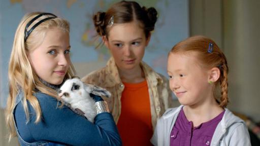 Tierfreunde | Rechte: NDR/Letterbox - Romano Ruhnau Sophie, Lina und Emma mit Kaninchen.