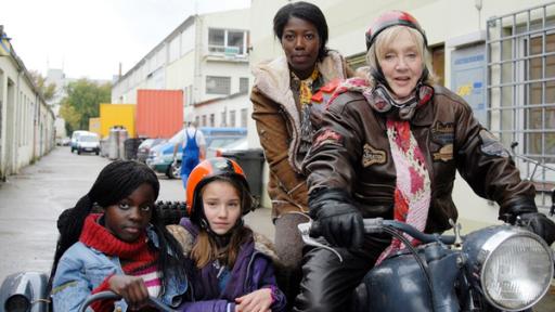 Versklavt | Rechte: NDR/Romano Ruhnau Acai (Amanda Adjei), Nina (Carolin Garnier), Acais Mutter (Dayan Kodua) und Oma Leni (Doris Kunstmann) auf dem Motorrad