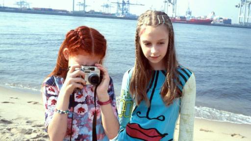 Vorsicht Krokodil | Rechte: NDR/Letterbox Johanna und Vivi machen Fotos vom Krokodil.