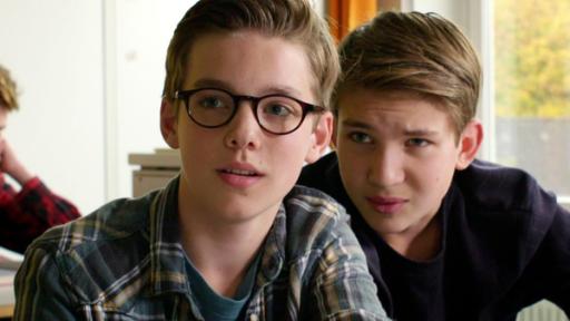 Weil ich ein Mädchen bin | Rechte: NDR Benny und Johannes sitzen im Klassenzimmer und schauen in eine Richtung.