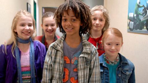 Zivilcourage | Rechte: NDR/Romano Ruhnau Themba und seine neuen Freunde Sophie, Lina, Rasmus und Emma.