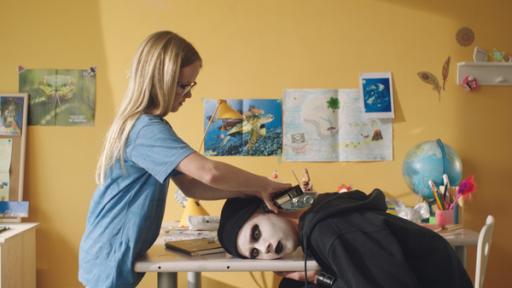 Gothic | Rechte: NL Film Floor will ihrem Bruder Kees ein Ohrloch tackern