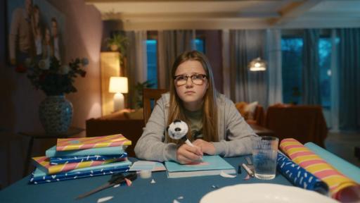 Blackout | Rechte: NL Film Folge 69: Floor (Bobbi Mulder) schlägt ihre Schulbücher ein.