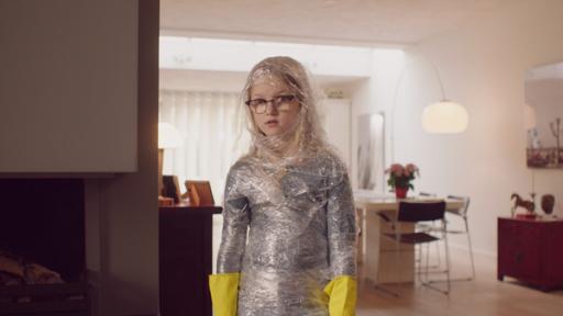 Borkenflechte | Rechte: NL Film Floor eingehüllt in Klarsichtfolie, mit Gummihandschuhen, als Schutzanzug