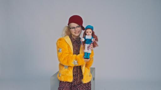 Fotomodel | Rechte: NL Film Floor posiert mit einer Puppe bei einem Fotoshooting
