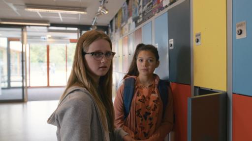 Harte Kerle | Rechte: NL Film Folge 74: Floor (Bobbi Mulder) und Margreet (Romy Voll) hören auf dem Schulflur ein Gerücht, dass Kees Marcel ins Koma geschlagen hat. ©NL Film