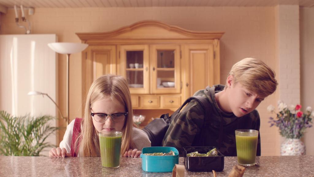 Floor (Bobbie Mulder) (l.) und Kees (r.) gucken skeptisch auf ein Glas mit grünem Smoothie