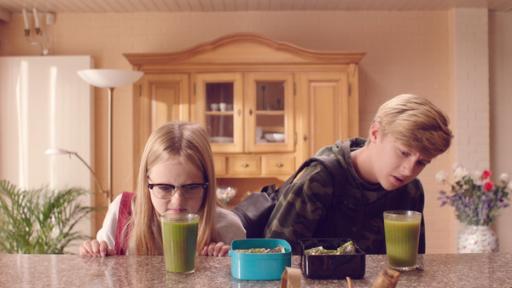 Diät | Rechte: NL Film Floor (Bobbie Mulder) (l.) und Kees (r.) gucken skeptisch auf ein Glas mit grünem Smoothie