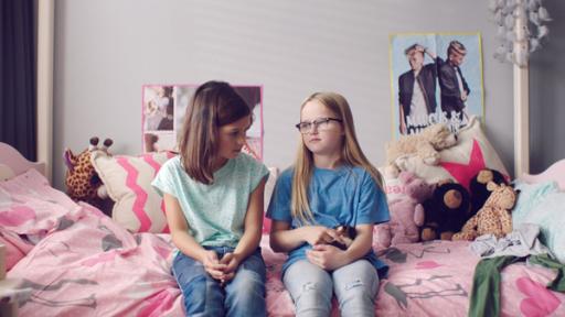 Das Meerschweinchen | Rechte: NL Film Floor (Bobbie Mulder) (r.) sitzt mit Margreet (l.) auf dem Bett und hat das neue Meerschweinchen auf dem Schoß