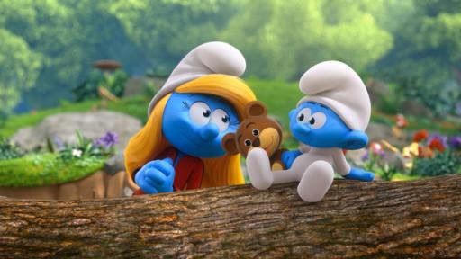 Baby Sensei | Rechte: KiKA/Peyo Productions, Dupuis Édition & Audiovisuell 2020 Schlumpfine trägt ihren Kung-Fu Anzug und steht neben Baby, der seinen Teddy im Arm hält.