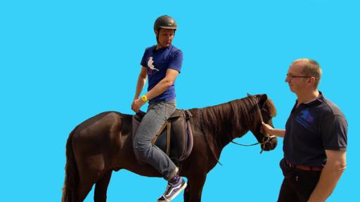 Wie kann man ein Pferd lenken? | Rechte: WDR Andre lernt Reiten · Wie springt ein Pferd? · Wildpferde in Deutschland · Anke wünscht sich ein Pony · Elefant, Hase und das Schaukelpferd · Wie wäscht man ein Pferd? · Elefant und Hase gehen baden