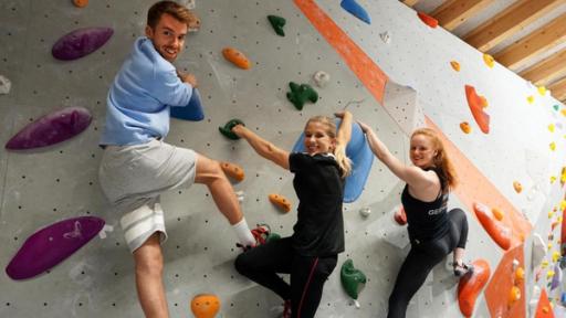 Coole Stunts, Bouldern und Lacrosse | Rechte: ZDF Die Sportmacher: Starurnerin Eli Seitz mit Stefan an der Kletterwand.