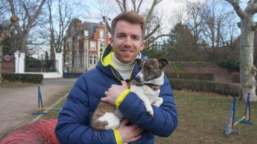 Die Sportmacher: Agility | Rechte: ZDF Die Sportmacher: Moderator Stefan hält einen Hund auf dem Arm.