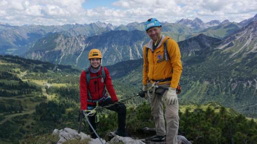 Die Sportmacher - Klettersteig | Rechte: ZDF Laura und Bergführer Ecke stehen vor einem beeindruckenden Bergpanorama.