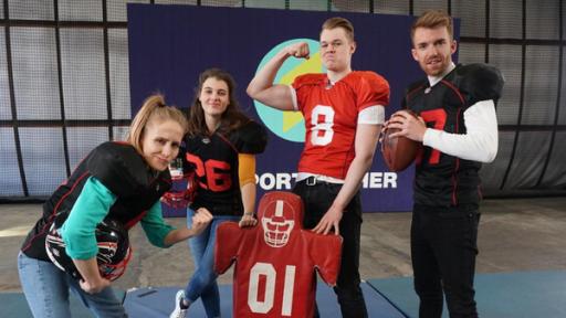 Die Sportmacher - Football | Rechte: ZDF Laura und Susanne im Sportmacheroutfit