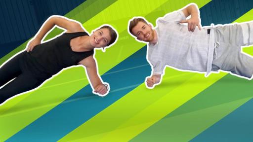 Laura (links) und Stefan (rechts) lernen den perfekten Handstand