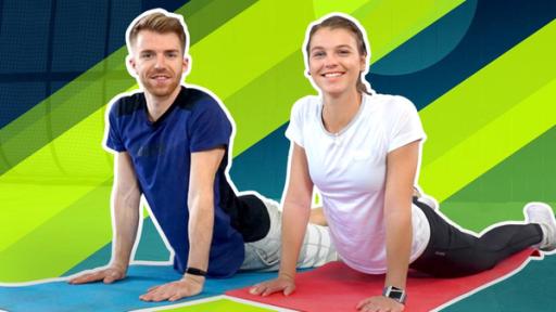 Stefan (links) und Laura (rechts) machen Yoga.