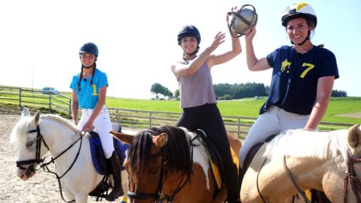 Horseball, Rollstuhlrugby, Nordische Kombination | Rechte: Annalena Renneisen Die Sportmacher: Moderatorin Laura Knöll mit zwei Horseball-Sportlerinnen zu Pferd.