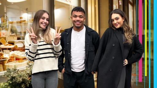 Sofia, Toni und Chinedu stehen vor einer Waffel-Bäckerei