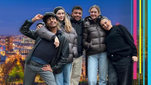 Malik, Sofia, Toni, Emma und Chinedu lachen in die Kamera - im Hintergrund die Stadt