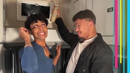 Malik schminkt sich und Chinedu hilft ihm dabei mit einer Dose Haarspray