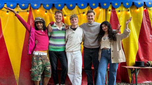 Die WG - Das große Wiedersehen - Tag 10 | Rechte: ZDF, E+U TV Die WG - Das große Wiedersehen: Malik, Philipp, Julius, Robin und Ella präsentieren sich vor einem Zirkuszelt.