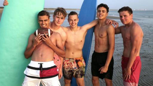 Folge 13 | Rechte: ZDF Luke, Mark, Alex, Ruben und Jeppe mit Surfbrettern am Strand