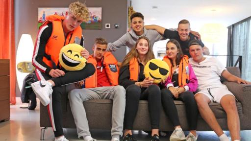 Folge 5 | Rechte: ZDF Mark, Luke, Ruben, Alex und Jeppe mit Mädchen-Besuch im Hausboot