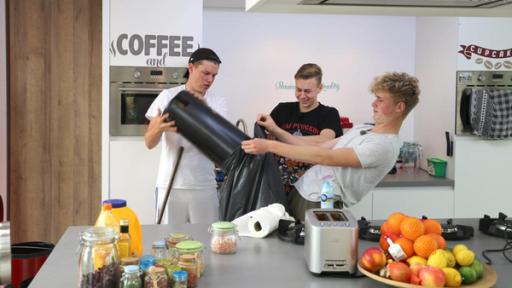Folge 15 | Rechte: ZDF Jeppe, Alex und Mark entsorgen Müll in der Küche