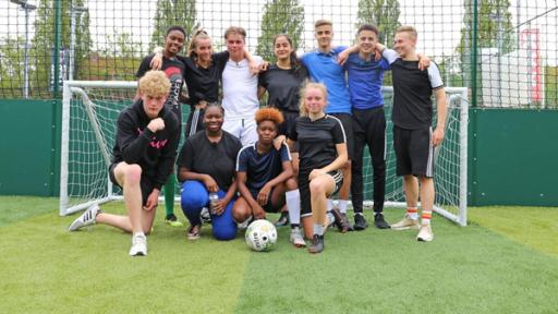 Folge 6 | Rechte: ZDF Mark, Jeppe, Luke, Ruben und Alex mit dem Mädchen-Fußballteam