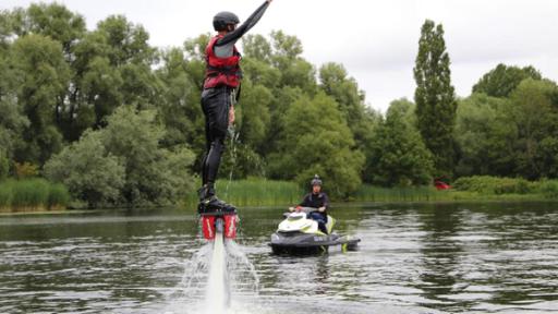 Folge 7 | Rechte: ZDF Mark beim Flyboarden