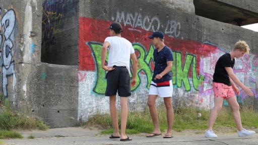 Folge 14 | Rechte: ZDF Ruben, Luke und Mark vor einem alten Bunker am niederländischen Strand.