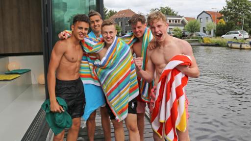 L - Folge 1 Die Jungs-WG: Abenteuer Amsterdam | Rechte: ZDF Ruben, Luke, Alex, Jeppe und Mark stehen auf dem Hausbootsteg nachdem sie in der Kracht schwimmen waren