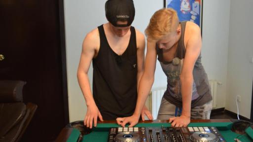 Justus und Ole am DJ-Pult