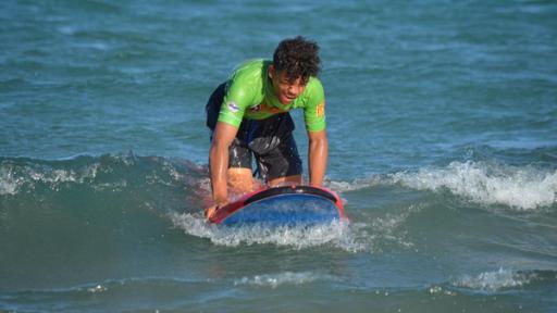 Folge 7 | Rechte: ZDF Chinedu beim Surfen