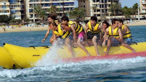 Jungs-WG Mallorca Folge 3 | Rechte: ZDF Die Jungs fahren Bananaboot.