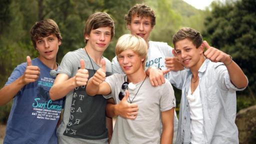 Jungs-WG Mallorca Folge 1 | Rechte: ZDF Jonas, Danny, Alex, Johannes und Charlie mit Daumen hoch