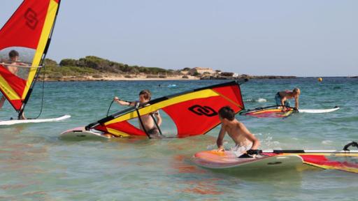Jungs-WG Mallorca Folge 5 | Rechte: ZDF Die Jungs beim Windsurfen.