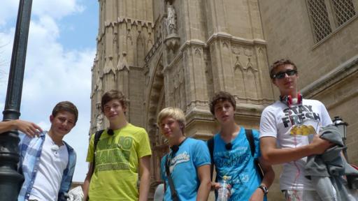 Die Jungs vor der Kathedrale in Palma.