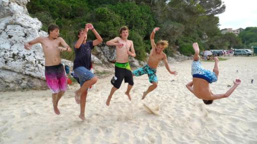 Jungs-WG Mallorca Folge 6 | Rechte: ZDF Die Jungs beim Salto üben am Strand.