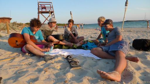 Jungs-WG Mallorca Folge 7 | Rechte: ZDF Die Jungs liegen am Strand.