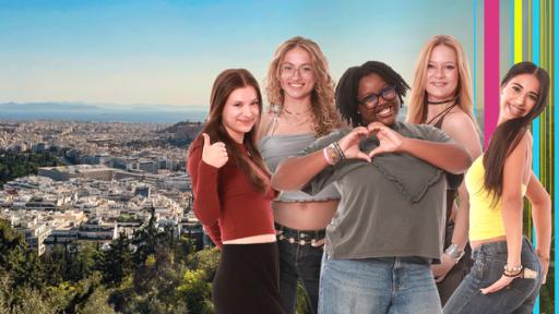 Die WG - Mitte in Athen | Rechte: ZDF Die neuen Bewohnerinnen der Mädchen-WG stehen nebeneinander. Im Hintergrund befindet sich die Stadt Athen.