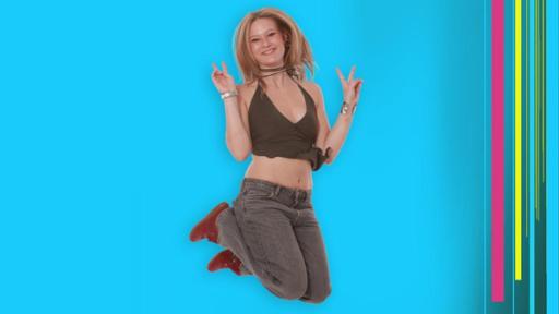 Johanna springt fröhlich in die Luft und lächelt in die Kamera. 