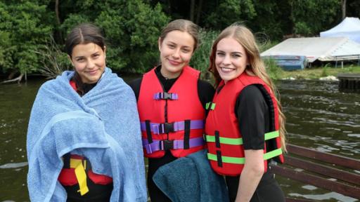 Folge 15 | Rechte: ZDF Anna, Luise und Alexa mit Schwimmwesten
