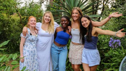 MWG Porto - So viel Geld gab's noch nie! | Rechte: ZDF, E+U TV Maxime, Mailin, Jafait, Hanna und Biany im Garten ihrer Villa in Porto.
